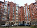 Предлагается 2-комнатная квартира в г. Лобня, ул. Юбилейная, д. 8, к.2. 1/8 кирпичного дома 2003 года постройки. Общая площадь 72,4 кв.м., жилая 42 кв. м, кухня 17 кв.м. Комнаты раздельные на две стороны (планировка распашонка)17 и 25 кв.м. Высокие потол