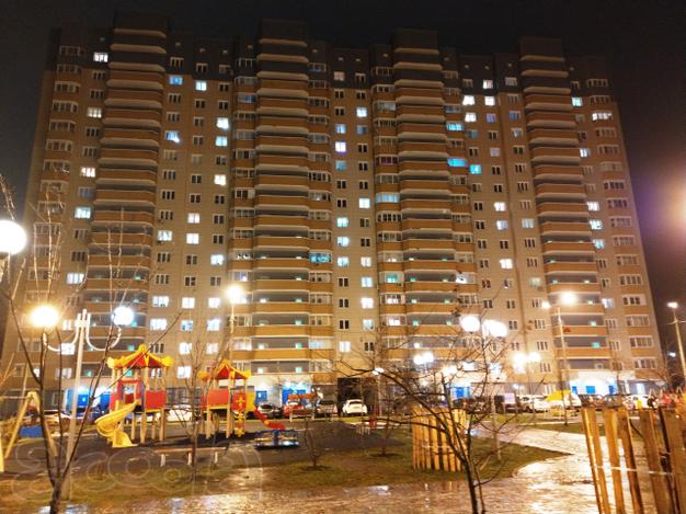 Предлагается 4-комнатная квартира в пос. Некрасовский, мкр. Строителей, д. 41. 14/17 монолитно-кирпичного дома 2015 года постройки. Общая площадь 120 кв.м., жилая 60 кв.м., кухня 20 кв.м. Комнаты раздельные 20/20/10/10 кв.м. Светлая, теплая, атмосфер