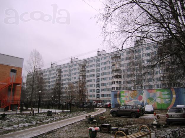 Предлагается 3-комнатная квартира в Дмитрове, мкр. Космонавтов, д. 38. 3/9 панельного дома. 62 кв. м, жилая 44,4 кв.м. кухня 7,07 кв.м. Комнаты смежно-изолированные 18/16,2/10,2 кв. м, окна выходят на две стороны. Не угловая, теплая. Ремонт старый, сос