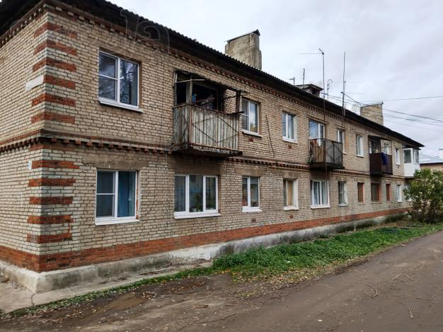 Предлагается 2-комнатная квартира в пос. Подосинки, Дмитровский район, д. 1. Общая площадь 44,5 кв. м, жилая 27, комнаты 15/15 кв.м. изолированные, кухня 6 кв.м. 1/2 кирпичного дома. Состояние хорошее. Не угловая, теплая. Новая проводка, стены выровне